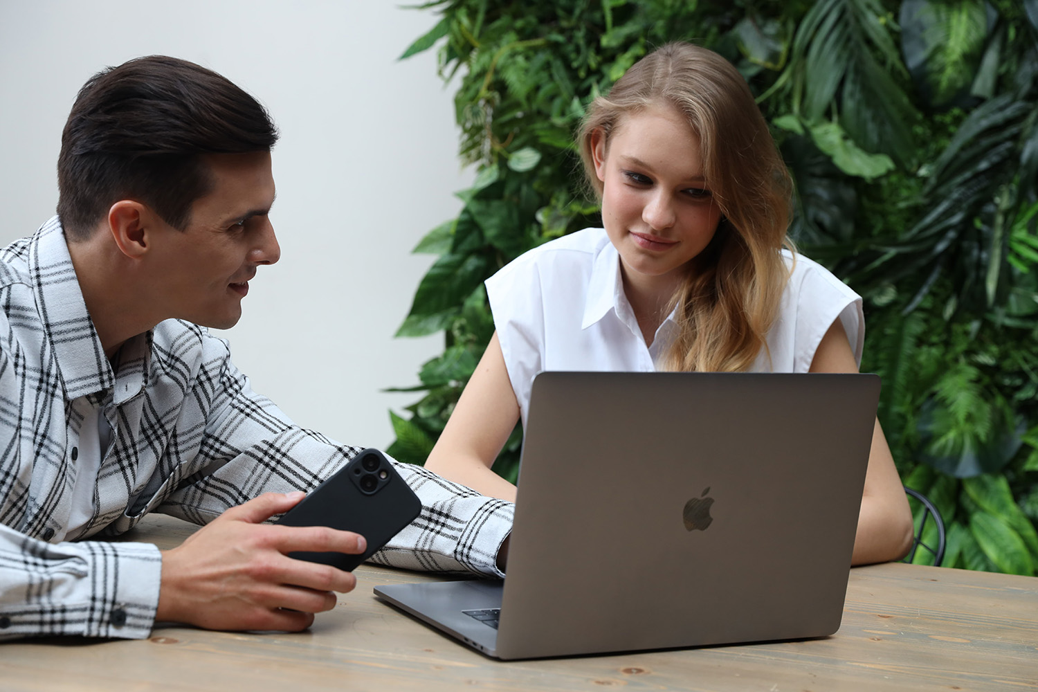 Rocket Sense для iPhone 14 матовый Черный